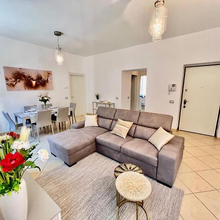 Divina Luxury Apartment With Jacuzzi Near The Lake Como Bagian luar foto