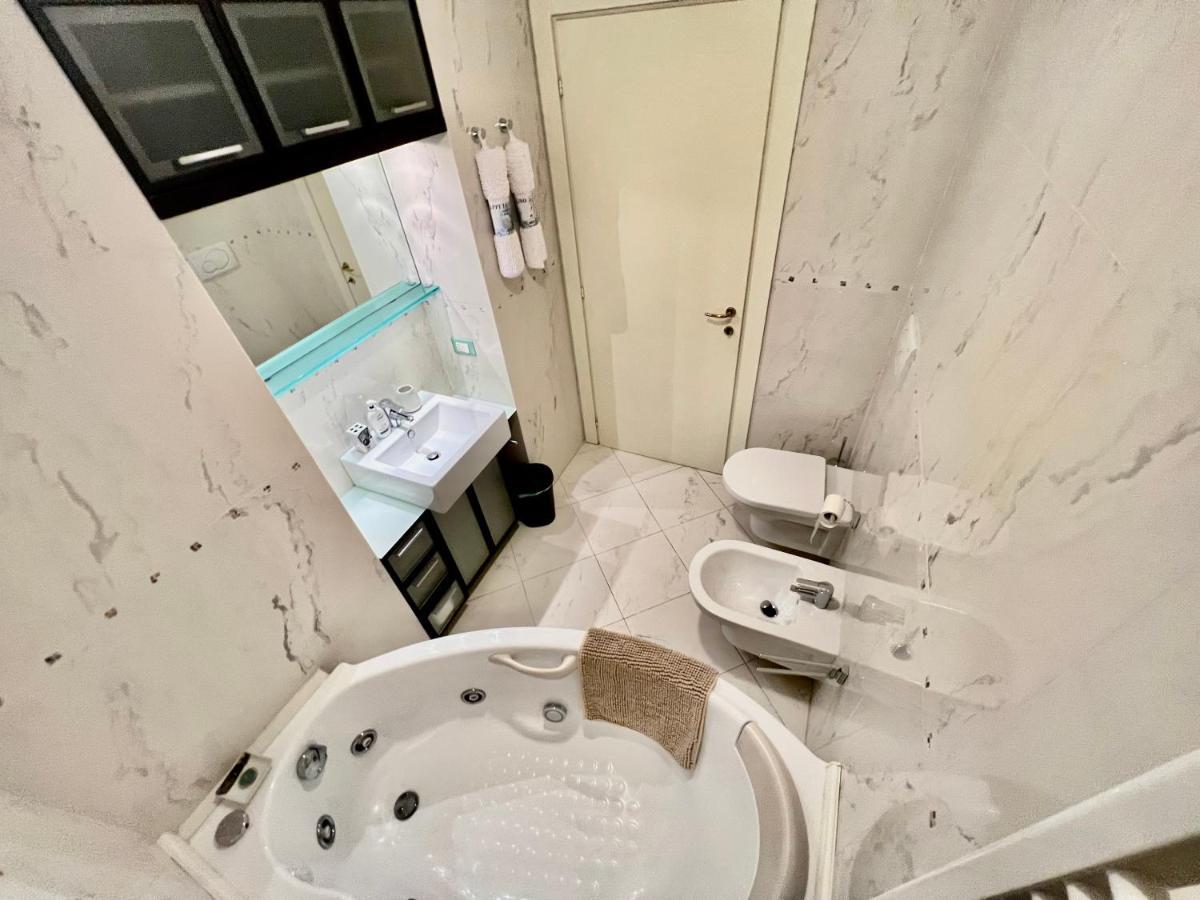 Divina Luxury Apartment With Jacuzzi Near The Lake Como Bagian luar foto